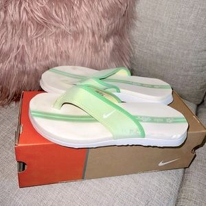 Vintage Womens Nike flip flops